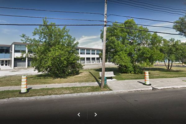 Trường Trung Học Lindsay Place High School – Pointe-Claire, Quebec, Canada